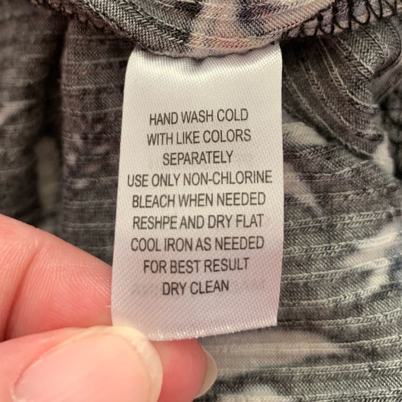 EUC Charming Charlie Black, White & Blush Flowy Floral Print Top (Size Large) - Picture 7 of 7